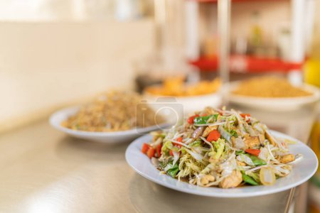 Nudeln und Gemüsegericht fertig zum Essen in der Theke eines Restaurants