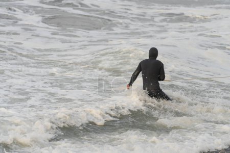 Foto horizontal con espacio de copia de un hombre en traje de neopreno haciendo snorkel en el agua de mar