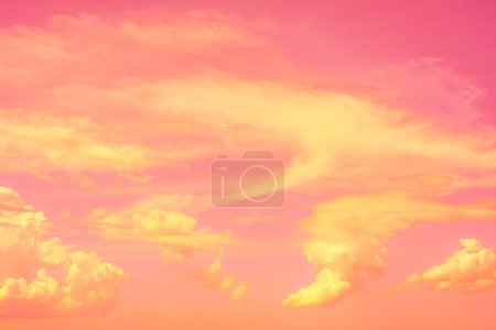 Téléchargez les photos : Résumé et schéma du ciel nuageux Corail apaisant, Orange, fond de couleur tendance, Modèle de nuage coloré et ciel coucher ou lever du soleil : Coucher de soleil dramatique au crépuscule, Beautyful of sky - en image libre de droit