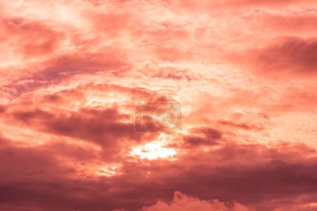 Téléchargez les photos : Résumé et schéma du ciel nuageux Corail apaisant, Orange, Tendance couleur de l'année fond, Modèle de nuage coloré et ciel coucher ou lever du soleil : Coucher de soleil dramatique au crépuscule, Beautyful of sky - en image libre de droit