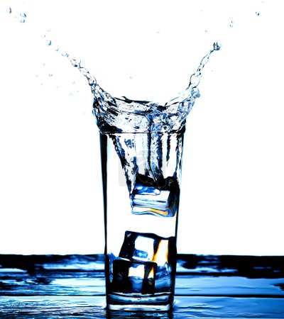 Téléchargez les photos : The image of pouring drinking water, into a glass, that makes one feel refreshed on blurred white background, Splashing water, Sparkling water - en image libre de droit