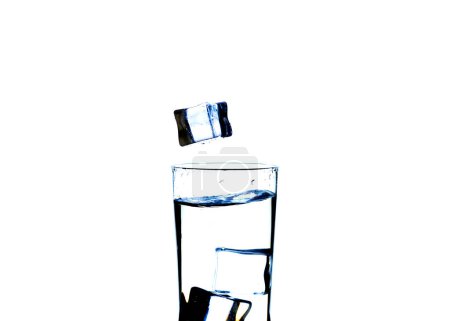 Téléchargez les photos : The image of pouring drinking water, into a glass, that makes one feel refreshed isolated on white background, Splashing water, Sparkling water - en image libre de droit