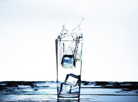 Téléchargez les photos : The image of pouring drinking water, into a glass, that makes one feel refreshed isolated on white background, Splashing water, Sparkling water - en image libre de droit