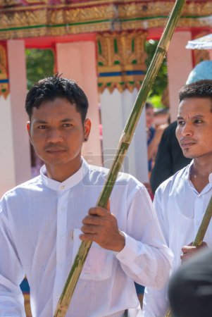 Foto de SURATTANI, TAILANDIA - NOV. 06, 2023: Los birmanos se visten con ropa nacional, salieron felices durante el festival de méritos Kathin de nuestros hermanos y hermanas birmanos en Tailandia - Imagen libre de derechos
