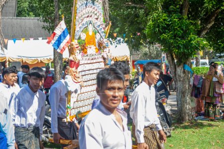 Foto de SURATTANI, TAILANDIA - NOV. 06, 2023: Los birmanos se visten con ropa nacional, salieron felices durante el festival de méritos Kathin de nuestros hermanos y hermanas birmanos en Tailandia - Imagen libre de derechos