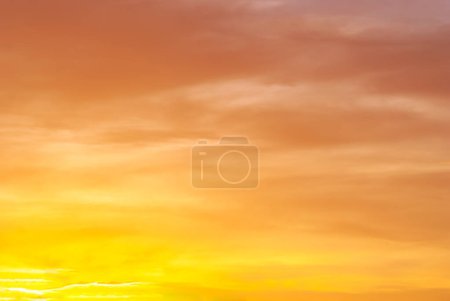 Téléchargez les photos : Résumé et schéma du ciel nuageux Corail apaisant, Orange, Tendance couleur de l'année fond, Modèle de nuage coloré et ciel coucher ou lever du soleil : Coucher de soleil dramatique au crépuscule, Beautyful of sky - en image libre de droit