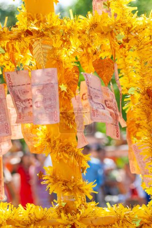Foto de Los billetes están dispuestos y decorados de una manera ordenada y hermosa, para su uso en el festival de budistas de Kathin en Tailandia. - Imagen libre de derechos