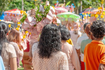 Foto de La gente se viste con trajes nacionales. Ven a participar en el festival de Kathin durante el final de la Cuaresma Budista en Tailandia. - Imagen libre de derechos