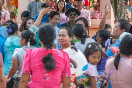 Foto de SURATTANI, TAILANDIA - NOV. 06, 2023: Los birmanos se visten con trajes nacionales. Ven a participar en el festival de Kathin durante el final de la Cuaresma budista para los hermanos y hermanas birmanos en Tailandia. - Imagen libre de derechos