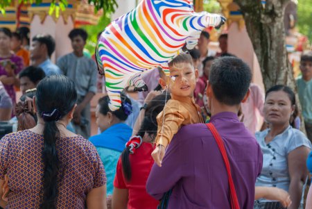 Foto de SURATTANI, TAILANDIA - NOV. 06, 2023: Los birmanos se visten con trajes nacionales. Ven a participar en el festival de Kathin durante el final de la Cuaresma budista para los hermanos y hermanas birmanos en Tailandia. - Imagen libre de derechos