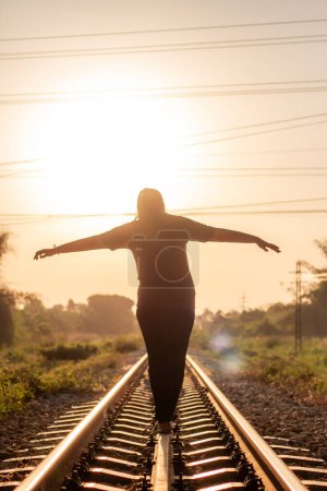 Touriste féminine Faites une promenade panoramique le long du chemin de fer. à attendre de voyager dans le train pour voyager, Concept durable