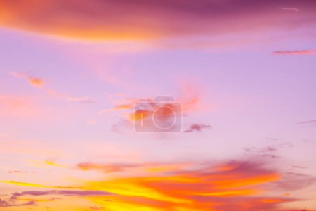 Abstrakt und Muster des Wolkenhimmels Beruhigende Korallen, Orange, Trendfarbe Hintergrund, Muster von bunten Wolken und Himmel Sonnenuntergang oder Sonnenaufgang: Dramatischer Sonnenuntergang in der Dämmerung, Schöner Himmel