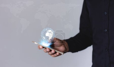Foto de Tecnología de marketing digital, financiero y bancario, Empresario que utiliza el teléfono inteligente móvil en un fondo borroso - Imagen libre de derechos
