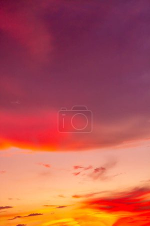 Resumen y patrón de cielo nuboso Calming coral, Naranja, Trend color del fondo del año, Patrón de nubes de colores y cielo puesta de sol o salida del sol: Dramático atardecer en el crepúsculo, Hermoso del cielo