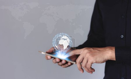 Interconnect, Interconnected Concept; Technologie digitales Marketing, Finanz- und Bankwesen, Geschäftsmann mit Smartphone-Handy auf verschwommenem Hintergrund