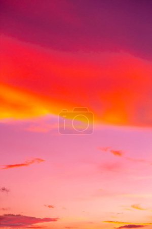 Résumé et schéma du ciel nuageux Corail apaisant, Orange, Tendance couleur de l'année fond, Modèle de nuage coloré et ciel coucher ou lever du soleil : Coucher de soleil dramatique au crépuscule, Beautyful of sky