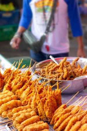 Street Food, Verkäufer, die verschiedene Imbissstände entlang der Straßen in Thailand verkaufen, verschwommener Hintergrund