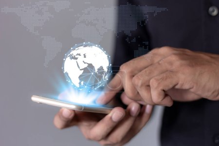 Interconnect, Interconnected Concept; Technologie digitales Marketing, Finanz- und Bankwesen, Geschäftsmann mit Smartphone-Handy auf verschwommenem Hintergrund