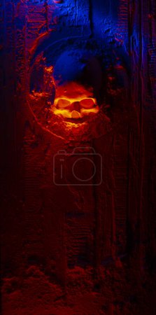 Crâne illuminé de lumières bleues et rouges sur un bois texturé