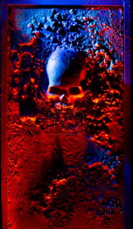 crâne encastré sur une surface texturée, lumières de couleur rouge et bleue