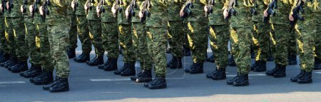 Téléchargez les photos : Soldats debout en rang en uniformes de camouflage - en image libre de droit