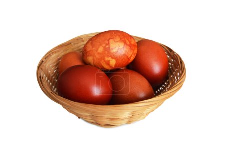 Téléchargez les photos : Easter basket with naturally dyed Easter eggs isolated on white background - en image libre de droit