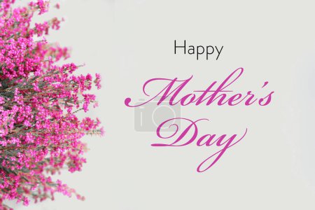 Carte de la fête des mères avec bordure florale