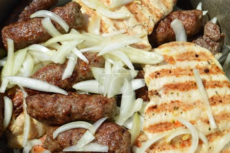 Téléchargez les photos : Kebabs aux oignons et viande grillée - en image libre de droit
