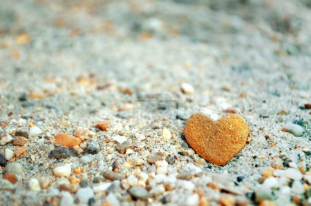 Téléchargez les photos : Pierre en forme de coeur sur la plage de sable - en image libre de droit