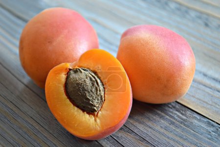 Téléchargez les photos : Abricots frais et doux mûrs sur table en bois - en image libre de droit