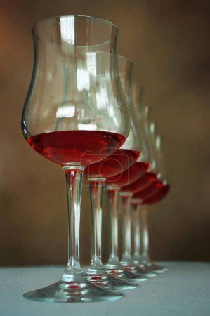 Téléchargez les photos : Rangée de verres à vin avec vin rouge - en image libre de droit