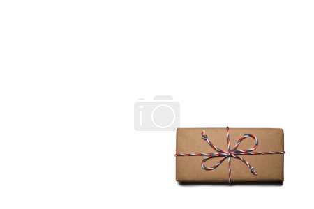 Foto de Regalo de Navidad envuelto en papel artesanal con fondo blanco - Imagen libre de derechos