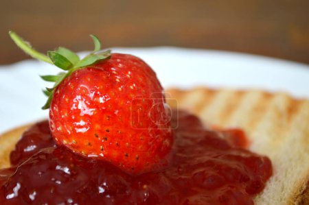 Téléchargez les photos : Toast with strawberry and jam. - en image libre de droit