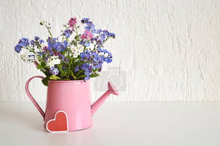 Téléchargez les photos : Bouquet de fleurs sauvages dans l'arrosoir vintage et décoration de coeur, fond romantique - en image libre de droit