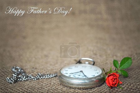 Foto de Rosa roja y reloj de bolsillo vintage, feliz día del padre tarjeta de felicitación. - Imagen libre de derechos