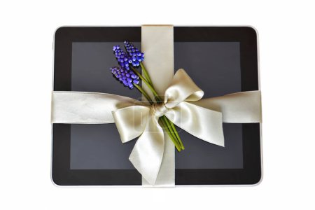 Téléchargez les photos : Tablette numérique pc enveloppé de fleurs arc et violet sur fond blanc - en image libre de droit