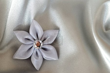 Téléchargez les photos : Gemme de diamant sur décoration de fleur textile satin - en image libre de droit