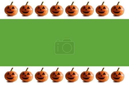 Téléchargez les photos : Set of halloween pumpkins with green background - en image libre de droit