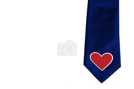 Foto de Corbata azul con decoración de corazón rojo aislado sobre fondo blanco - Imagen libre de derechos