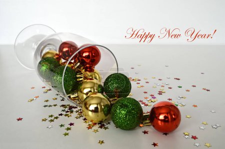Foto de Plantilla de tarjeta de año nuevo, copa de champán con bolas de Navidad y confeti sobre fondo blanco - Imagen libre de derechos