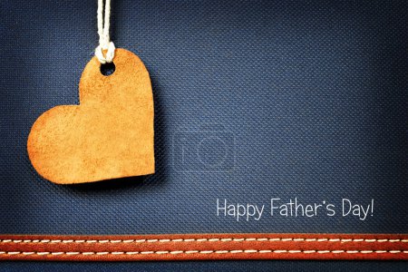 Téléchargez les photos : Fond de la fête des pères avec une étiquette en forme de coeur sur une surface textile - en image libre de droit