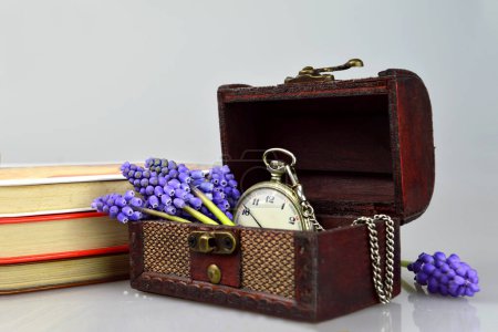Foto de Reloj de bolsillo, flores, libros y cofre del tesoro, fondo vintage - Imagen libre de derechos