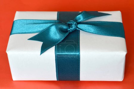 Foto de Caja de regalo atada con cinta azul - Imagen libre de derechos