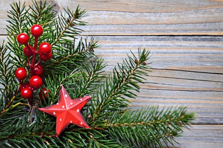 Téléchargez les photos : Fond de Noël avec branches de sapin, étoile rouge et baies - en image libre de droit