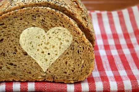 Téléchargez les photos : Whole wheat bread loaf with heart pattern - en image libre de droit