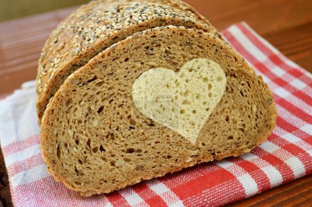 Téléchargez les photos : Whole wheat bread loaf with heart pattern - en image libre de droit