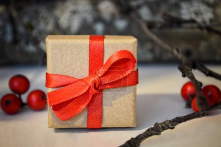 Téléchargez les photos : Boîte cadeau avec ruban rouge - en image libre de droit