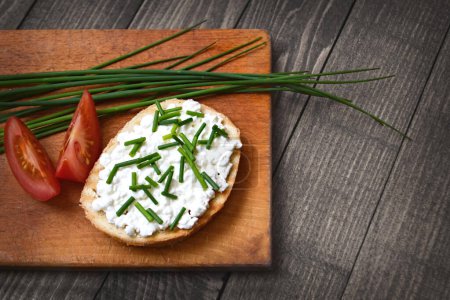 Téléchargez les photos : Pain grillé au fromage cottage et à la ciboulette, tomates sur plaque de cuisine - en image libre de droit