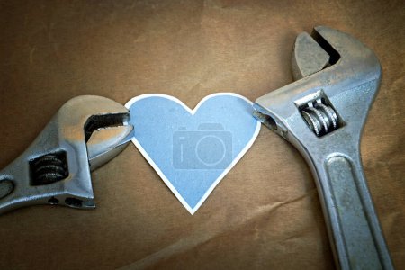 Foto de Tarjeta del día del padre con herramientas y etiqueta engomada corazón azul - Imagen libre de derechos