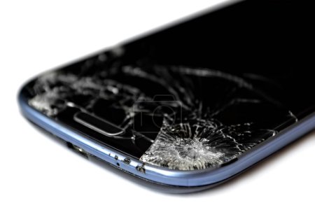 Téléchargez les photos : Smartphone cassé isolé sur fond blanc - en image libre de droit